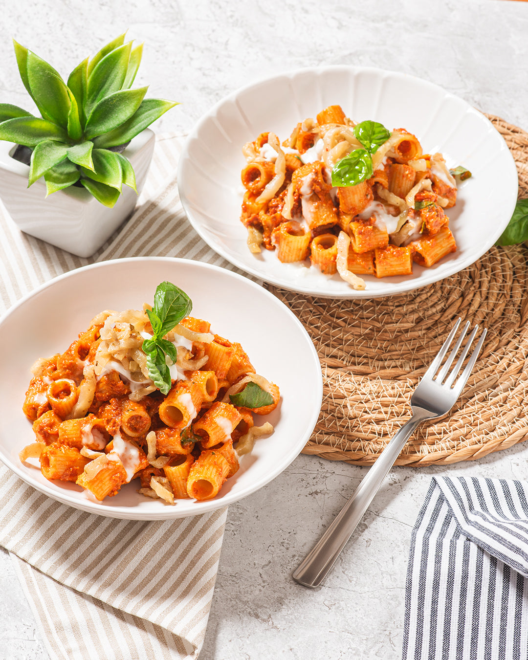 Pasta con melanzane a filetti, pesto con pomodori secchi e stracciatella