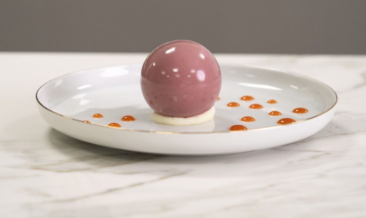 Sfera ruby, bavarese al formaggio e gel alla fragola Miano SRL